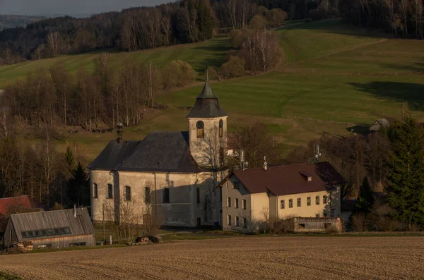 Vista Para Roprachtice Aldeia Com Igreja Velha Primavera Agradável Noite — Fotografia de Stock