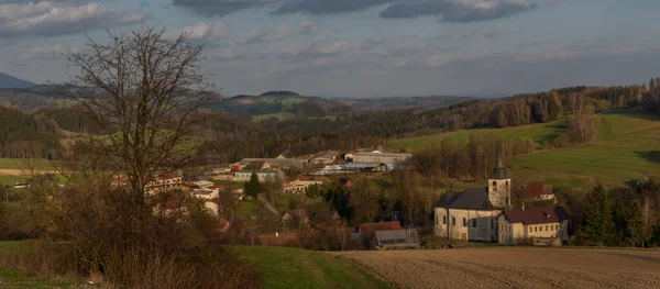 Vue Sur Village Roprachtice Avec Vieille Église Printemps Belle Soirée — Photo