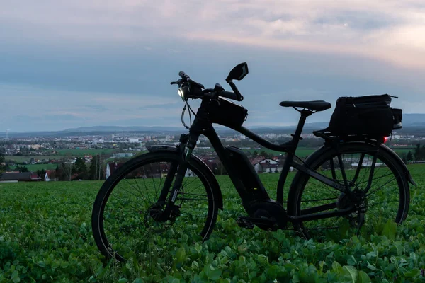 Černošedé Elektrické Kolo Době Západu Slunce Oblačnou Oblohou Nad Městem — Stock fotografie