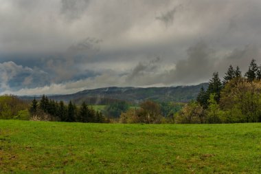 Vizovice kasabası yakınlarındaki çayırlar ve ormanlar bulutlu gri gökyüzü ile sağanak yağmurdan sonra