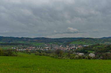 Vizovice kasabası yakınlarındaki çayırlar ve ormanlar bulutlu gri gökyüzü ile sağanak yağmurdan sonra
