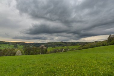 Vizovice kasabası yakınlarındaki çayırlar ve ormanlar bulutlu gri gökyüzü ile sağanak yağmurdan sonra