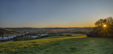 Vizovice kasabası. Doğu Moravya 'da turuncu güneş ve temiz hava var.