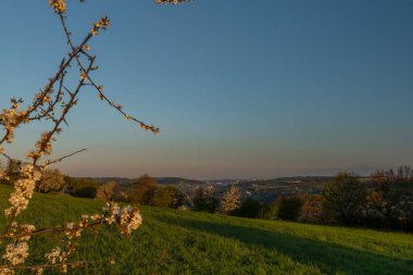 Vizovice kasabası. Doğu Moravya 'da turuncu güneş ve temiz hava var.