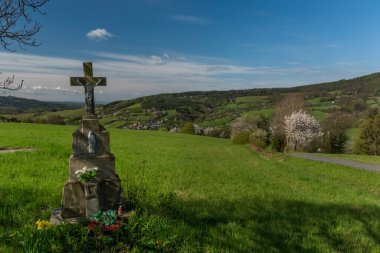 Baharda Horni Lhota köyü üzerindeki çayırlar. Doğu Moravya 'da güneşli, taze bir sabah.