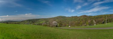 Baharda Horni Lhota köyü üzerindeki çayırlar. Doğu Moravya 'da güneşli, taze bir sabah.