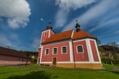 Horni Lhota köyündeki Aziz Divis Kilisesi. Doğu Moravya 'da güneşli bir bahar günü.