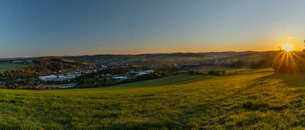 Vizovice Stad Met Zonsopgang Van Oranje Zon Frisse Kleur Lucht — Stockfoto