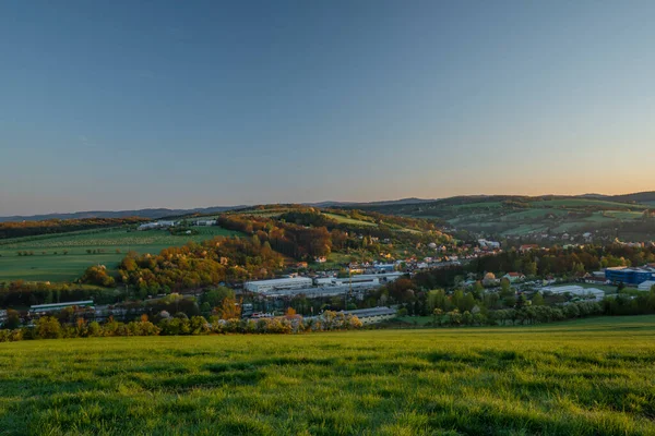 Vizovice Stad Met Zonsopgang Van Oranje Zon Frisse Kleur Lucht — Stockfoto