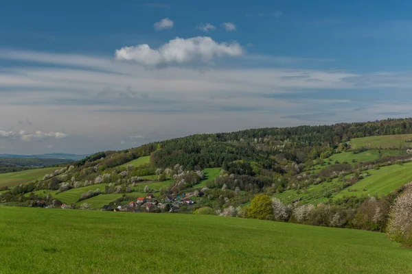 Prairies Sur Horni Lhota Village Printemps Ensoleillé Matinée Fraîche Dans — Photo