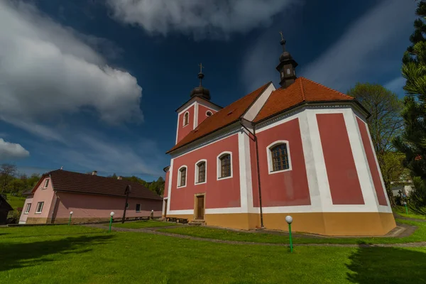 Igreja Saint Divis Aldeia Horni Lhota Dia Ensolarado Fresco Primavera — Fotografia de Stock