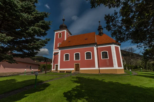 Kirche Des Heiligen Divis Horni Lhota Dorf Frischem Frühling Sonnigen — Stockfoto