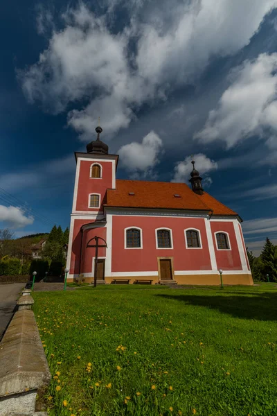 Igreja Saint Divis Aldeia Horni Lhota Dia Ensolarado Fresco Primavera — Fotografia de Stock