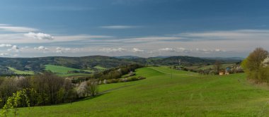 İlkbaharda Homole köyü yakınlarındaki çayırlar ve ağaçlar. Doğu Moravya 'da güneşli bir sabah.