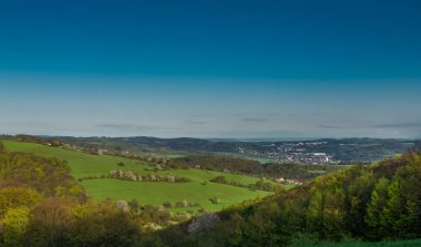 İlkbaharda Homole köyü yakınlarındaki çayırlar ve ağaçlar. Doğu Moravya 'da güneşli bir sabah.