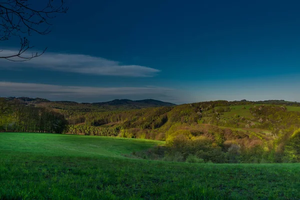 Prados Árvores Perto Homole Aldeia Primavera Ensolarado Manhã Fresca Leste — Fotografia de Stock