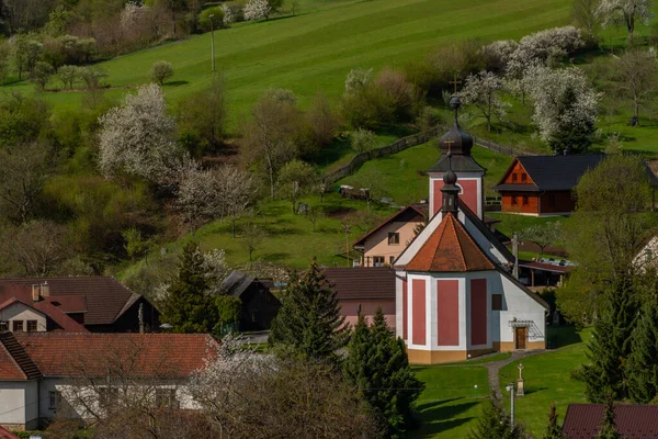 Kerk Van Saint Divis Horni Lhota Dorp Verse Lente Zonnige — Stockfoto