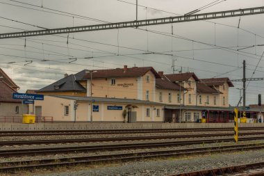 Bulutlu bir bahar rüzgarlı bir günde Horazdovice İstasyonu
