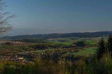 Vizovice kasabasının üzerindeki güzel çayırlar. Güneş doğuyor ve Moravya 'nın doğusunda temiz hava var.
