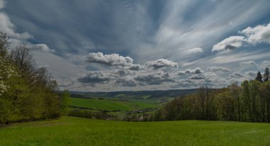 Horni Lhota köyü yakınlarındaki çayırlar taze bahar güneşli bir günde doğu Moravya 'da