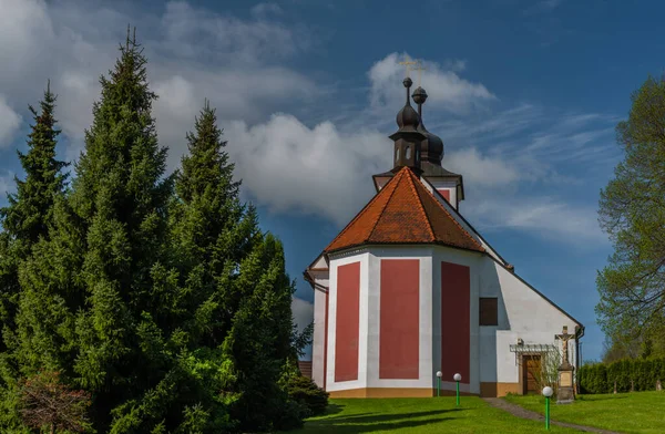 Kirche Des Heiligen Divis Horni Lhota Dorf Frischem Frühling Sonnigen — Stockfoto