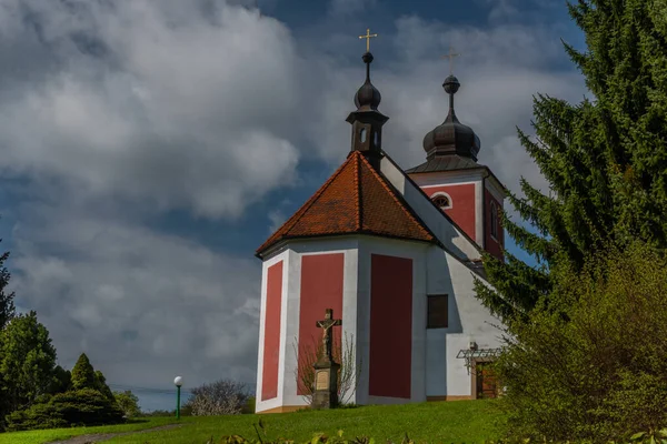 Kirche Des Heiligen Divis Horni Lhota Dorf Frischem Frühling Sonnigen — Stockfoto