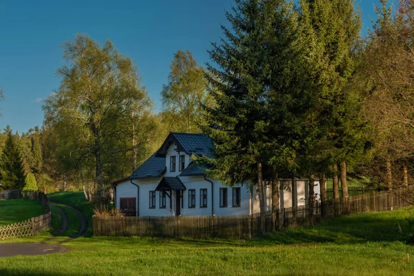 Večer Západem Slunce Vesnice Lesik Čerstvými Zelenými Pastvinami Nočním Dešti — Stock fotografie