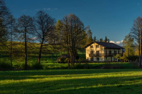 Večer Západem Slunce Vesnice Lesik Čerstvými Zelenými Pastvinami Nočním Dešti — Stock fotografie