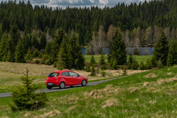 Piros Gyors Autó Tavasszal Napkelte Erdő Nedves Fekete Után Reggeli — Stock Fotó