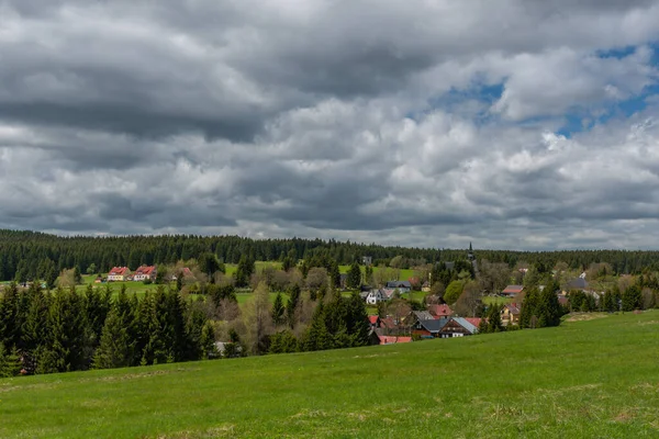 在Krusne山区有新鲜草地和森林的Prebuz村 — 图库照片
