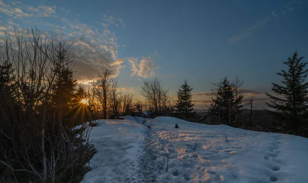 Pohled Západ Slunce Kopce Bukovec Modrou Oblohou Oranžovým Sluncem — Stock fotografie