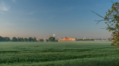 Budweis kenti yakınlarındaki tarlalar güneş doğuyor ve taze bahar tarlaları renkleniyor