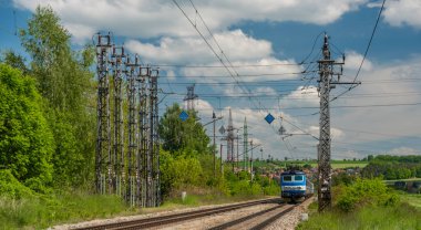 Bir zaman istasyonunda eski elektrikli yolcu treni Nemanice ilkbaharda güneşli, güneşli bir günde.