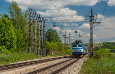 Bir zaman istasyonunda eski elektrikli yolcu treni Nemanice ilkbaharda güneşli, güneşli bir günde.