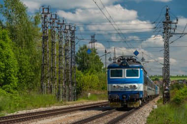 Bir zaman istasyonunda eski elektrikli yolcu treni Nemanice ilkbaharda güneşli, güneşli bir günde.