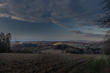 Krkonose dağlarındaki Roprachtice köyünde güneşin doğuşu güzel bir akşamdı.