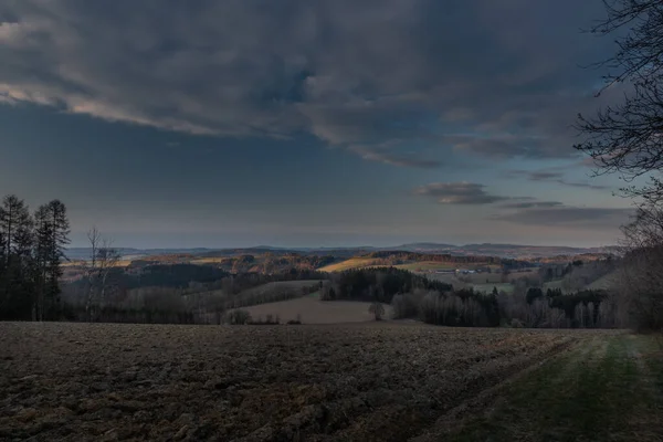 Krkonose dağlarındaki Roprachtice köyünde güneşin doğuşu güzel bir akşamdı.