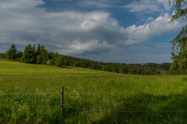 Bahar günü Sumava dağlarındaki Vacov ve Ckyne kasabaları arasındaki çayırlar ve tarlalar