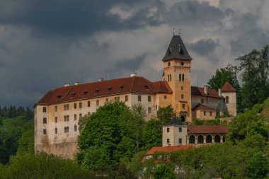 Vimperk kasabasındaki büyük tepedeki kale ilkbaharda güneşli ve bulutlu bir gün.