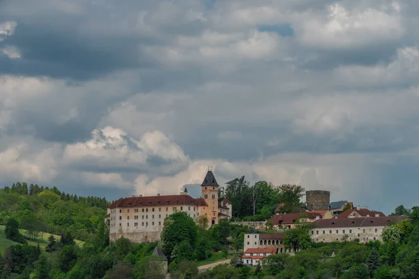 Kasteel Grote Heuvel Vimperk Stad Het Voorjaar Zonnige Bewolkte Kleurdag — Stockfoto