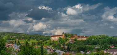 Vimperk kasabasındaki büyük tepedeki kale ilkbaharda güneşli ve bulutlu bir gün.