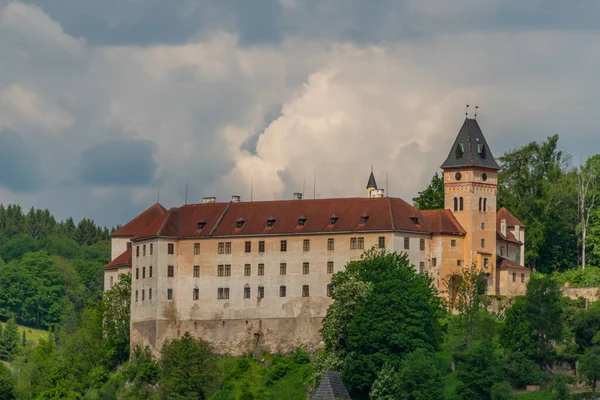 Château Sur Une Grande Colline Dans Ville Vimperk Printemps Journée — Photo