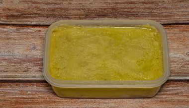 Ahşap masa üzerinde marihuana yağı zencefilli ekmek ve yeşil yapraklar.