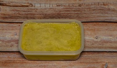 Ahşap masa üzerinde marihuana yağı zencefilli ekmek ve yeşil yapraklar.