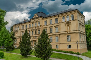 Bahar mevsiminde Vimperk kasabasındaki eski tarihi evler taze yağmurlu günler