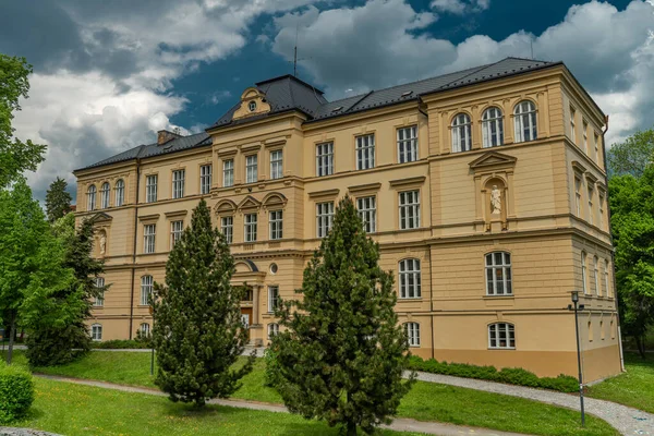 Bahar mevsiminde Vimperk kasabasındaki eski tarihi evler taze yağmurlu günler