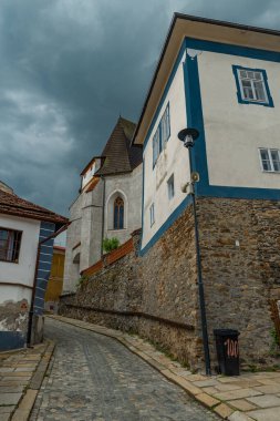 Bahar mevsiminde Vimperk kasabasındaki eski tarihi evler taze yağmurlu günler