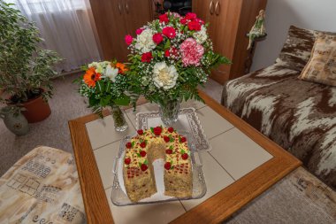 Büyük, tatlı, rengarenk bir gateau. Doğum gününde iç kısımda taze çiçekler olacak.