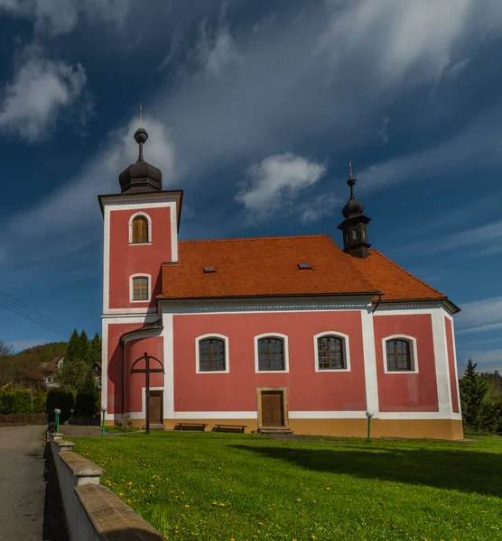 Kerk Van Saint Divis Horni Lhota Dorp Verse Lente Zonnige — Stockfoto