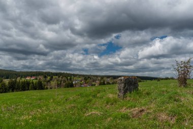 Krusne dağlarında taze çayırları ve ormanları olan Prebuz köyü